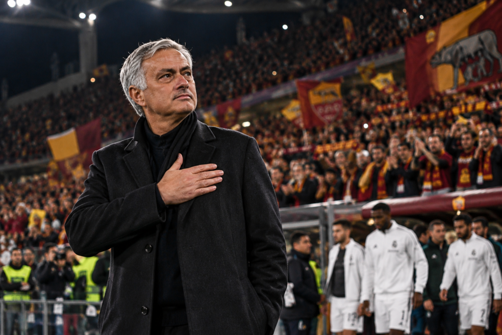 A imagem atual não possui texto alternativo. O nome do arquivo é: Mourinho-Diante-da-Torcida-Apaixonada.png